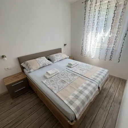 Apartmani Palme Funtana Exterior photo